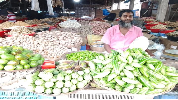 আবহাওয়া স্বাভাবিক হওয়ায় ফুলবাড়ীতে কমেছে কাঁচা মরিচের দাম